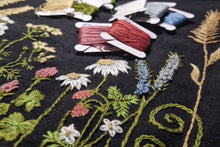 Last inn bildet i Galleri-visningsprogrammet, WORKSHOPS - Broderi, med prosjektbag markblomst
